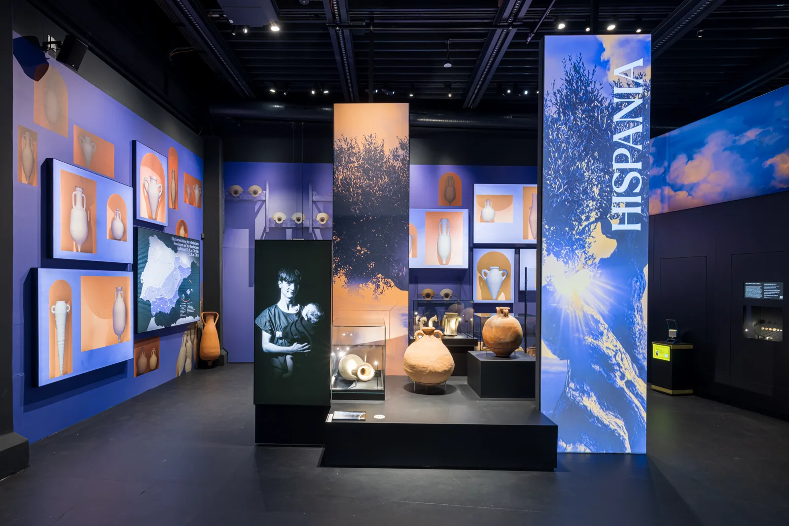 The Hispania room of the RÖMER exhibition, with amphorae and the portrait of Marcus Aemilius Ianuarius